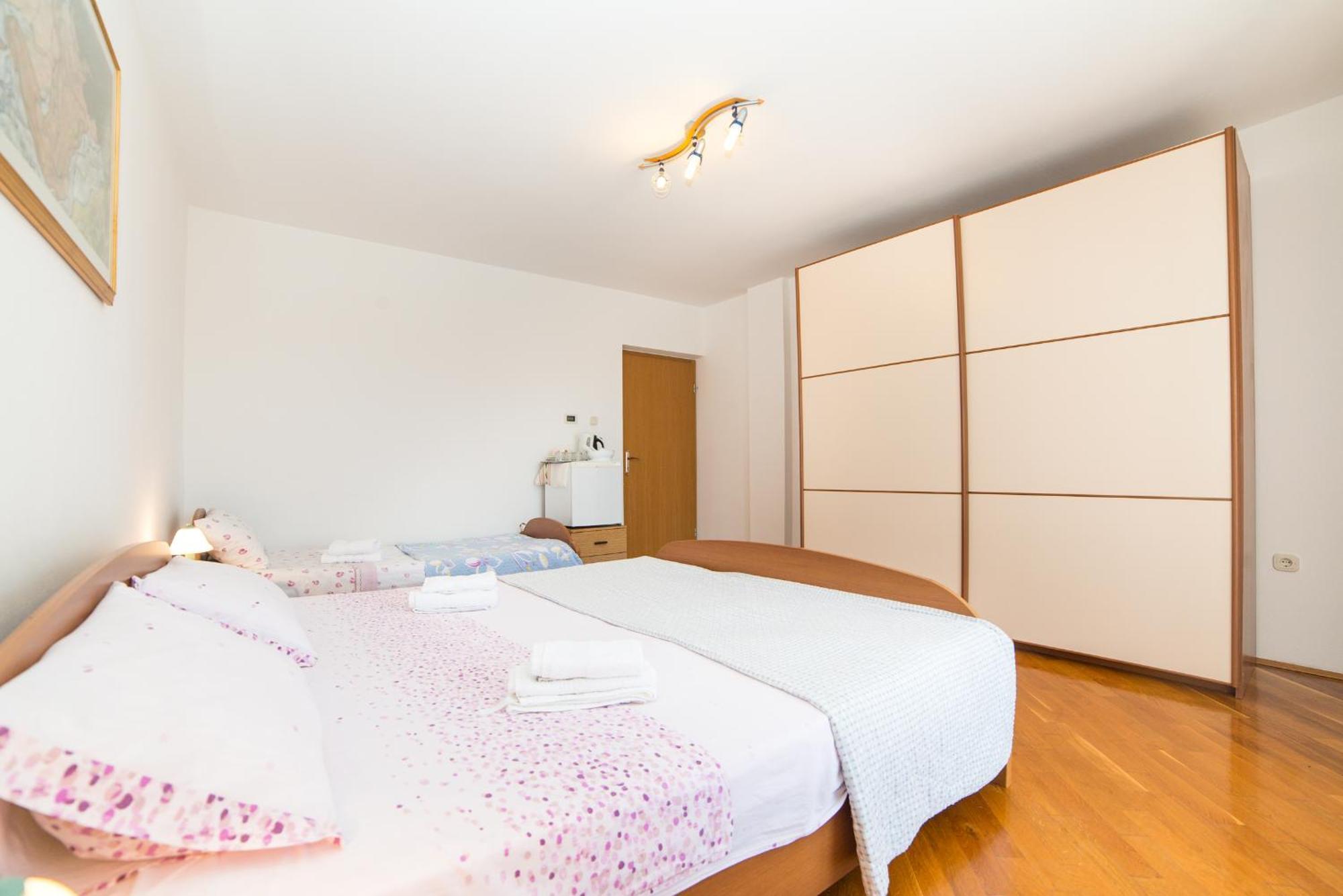 Rooms Glavan 63 ロヴィニ エクステリア 写真